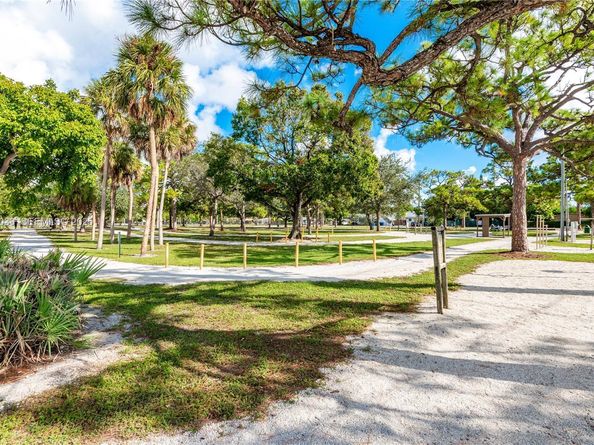 745 NE 36th St, Oakland Park FL 33334