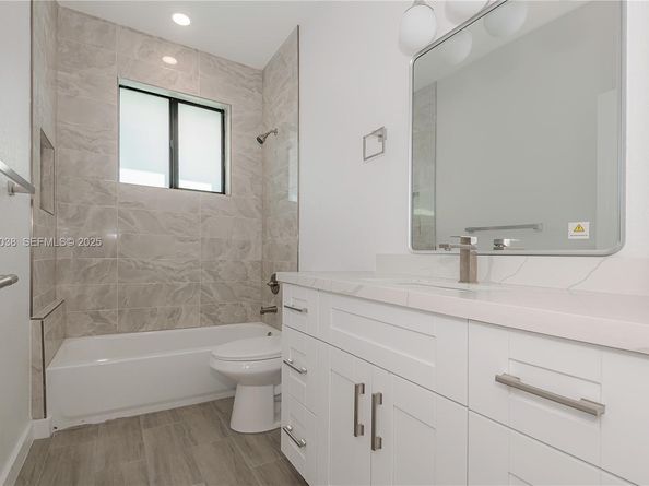 745 NE 36th St, Oakland Park FL 33334