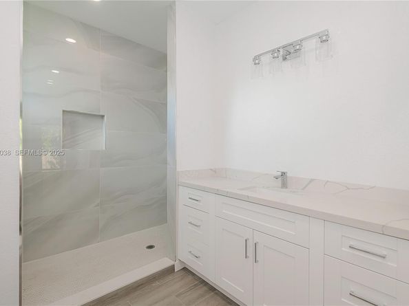 745 NE 36th St, Oakland Park FL 33334