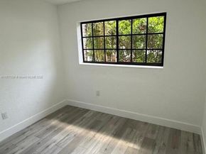 980 NE 146th St, North Miami FL 33161