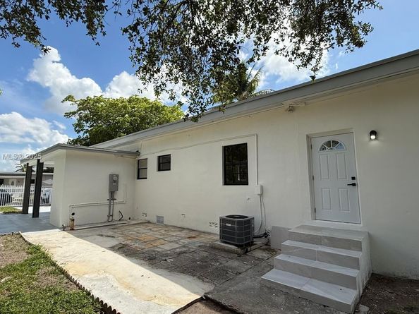 980 NE 146th St, North Miami FL 33161
