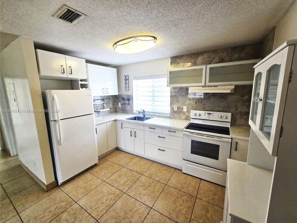 2775 W 61st St 203, Hialeah FL 33016