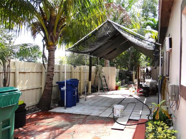 2158 NW 100th St, Miami FL 33147