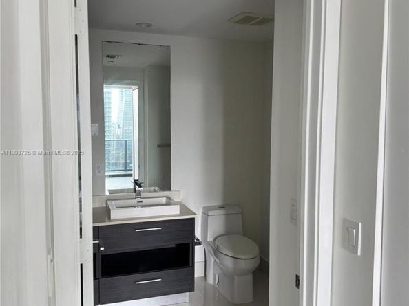 45 SW 9th St 3404, Miami FL 33130