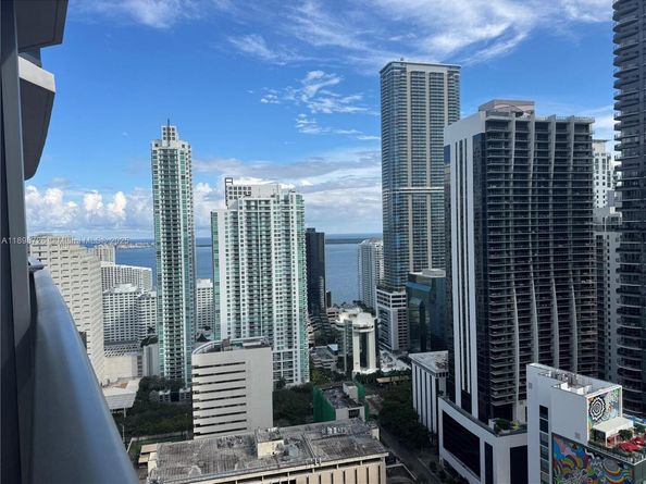 45 SW 9th St 3404, Miami FL 33130