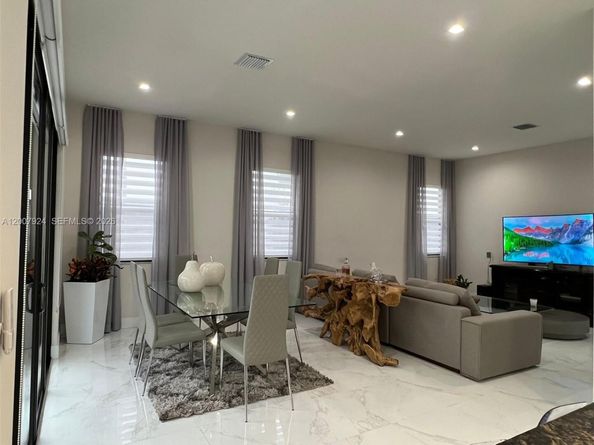 8253 NW 47th Ln, Doral FL 33166
