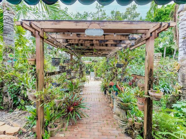 6250 SW 19th St, Miami FL 33155