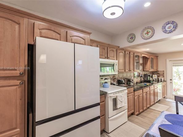 6250 SW 19th St, Miami FL 33155