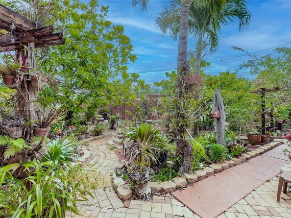 6250 SW 19th St, Miami FL 33155