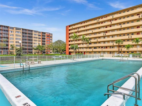 1780 NE 191st St 2052, Miami FL 33179