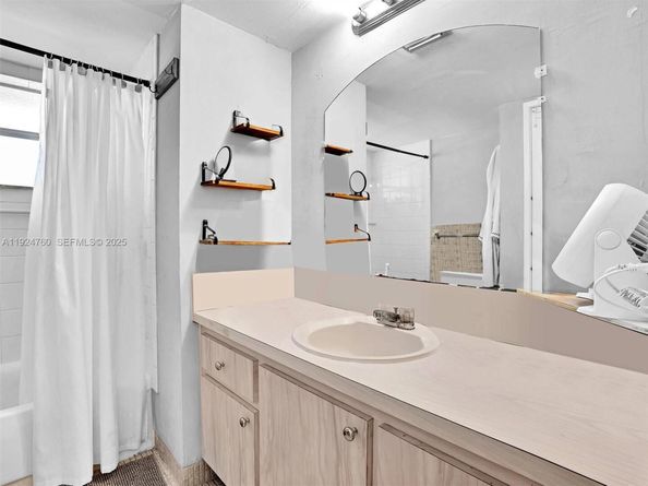 1780 NE 191st St 2052, Miami FL 33179