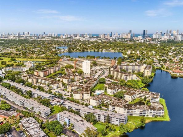 1780 NE 191st St 2052, Miami FL 33179