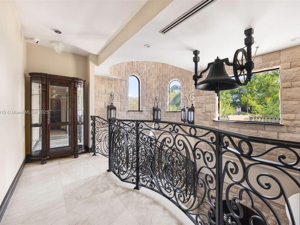 6016 Leonardo St, Coral Gables FL 33146