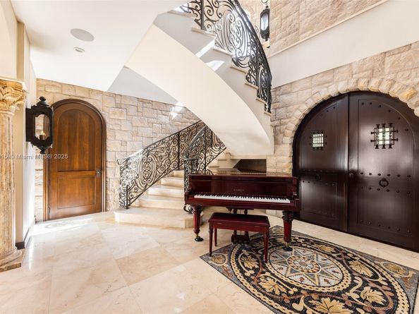 6016 Leonardo St, Coral Gables FL 33146