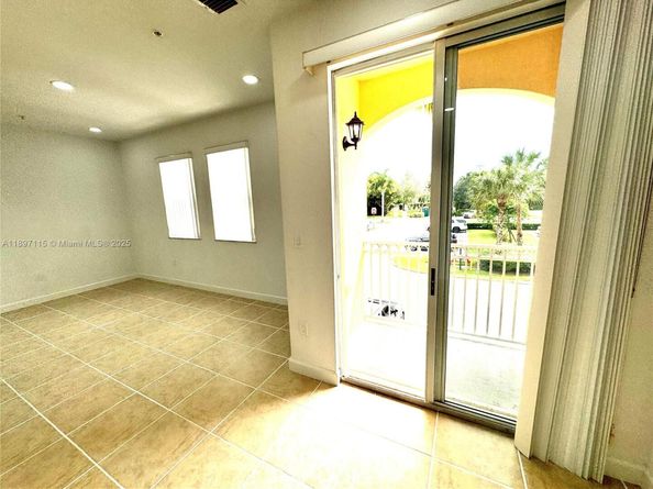 10012 NW 7th St 208, Miami FL 33172