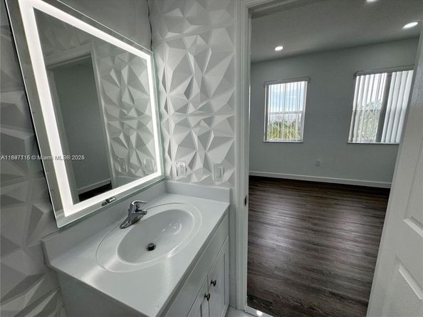 10012 NW 7th St 208, Miami FL 33172