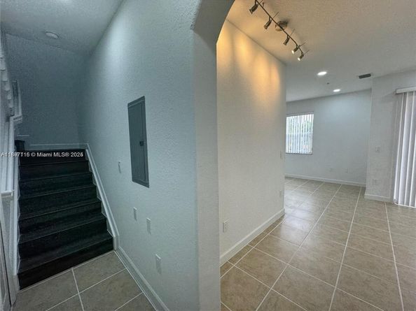 10012 NW 7th St 208, Miami FL 33172