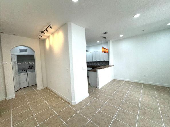10012 NW 7th St 208, Miami FL 33172