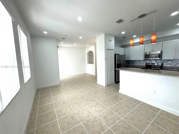 10012 NW 7th St 208, Miami FL 33172