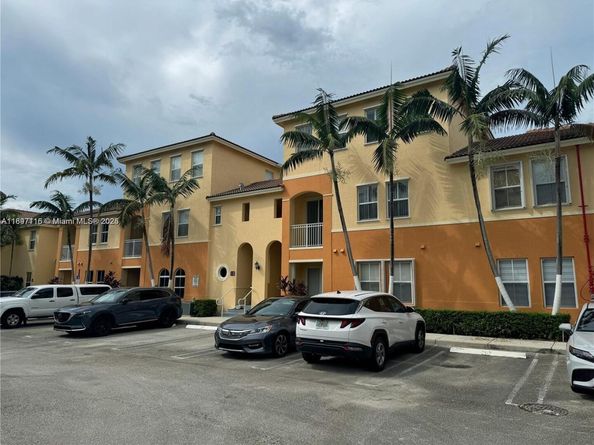 10012 NW 7th St 208, Miami FL 33172