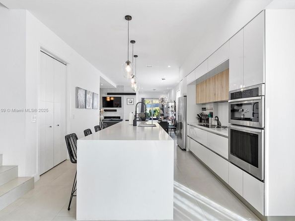 3245 SW 23rd St B, Miami FL 33145