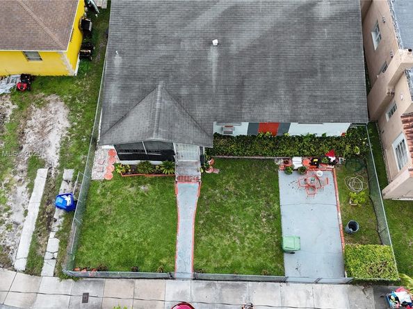 1781 NW 49th St, Miami FL 33142