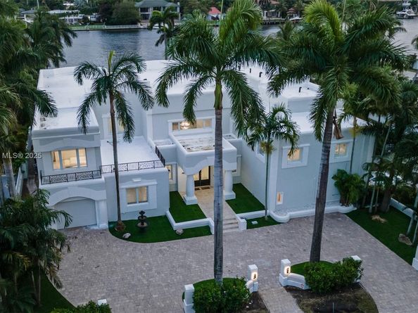 929 N Southlake Dr, Hollywood FL 33019