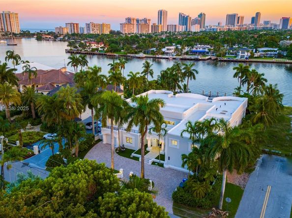 929 N Southlake Dr, Hollywood FL 33019