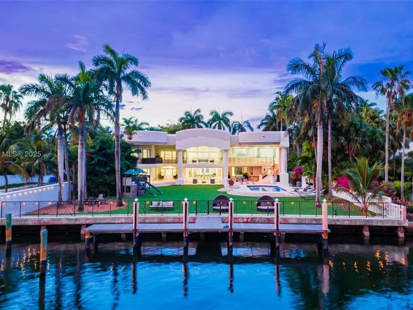 929 N Southlake Dr, Hollywood FL 33019