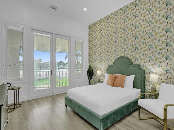 929 N Southlake Dr, Hollywood FL 33019