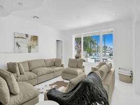 929 N Southlake Dr, Hollywood FL 33019