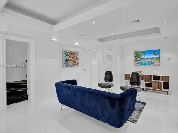 929 N Southlake Dr, Hollywood FL 33019