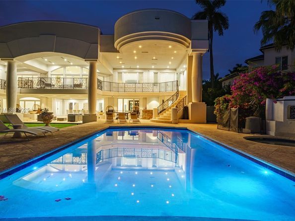 929 N Southlake Dr, Hollywood FL 33019