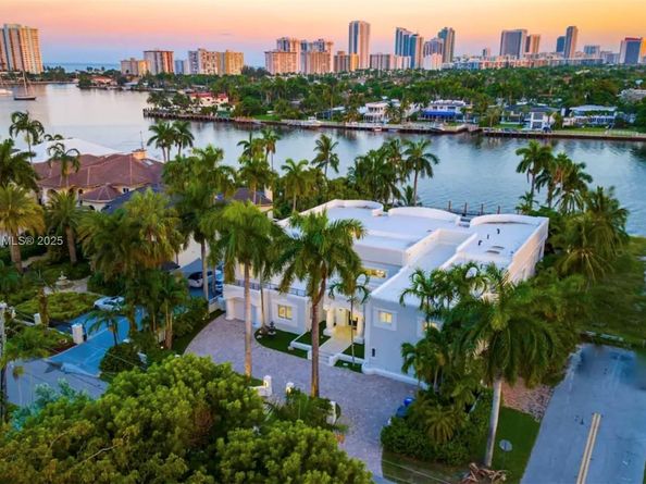 929 N Southlake Dr, Hollywood FL 33019