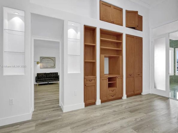 929 N Southlake Dr, Hollywood FL 33019
