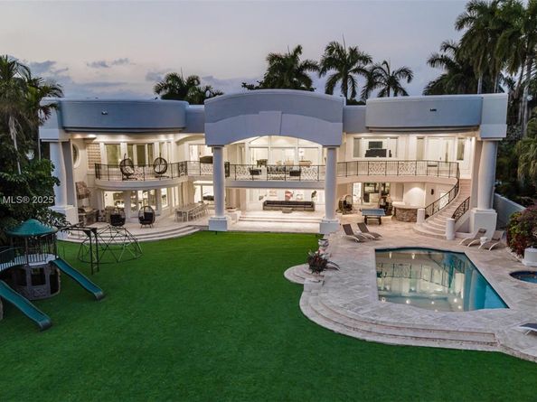 929 N Southlake Dr, Hollywood FL 33019