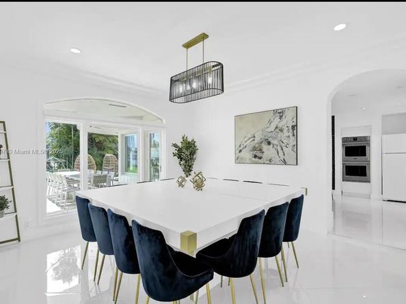 929 N Southlake Dr, Hollywood FL 33019