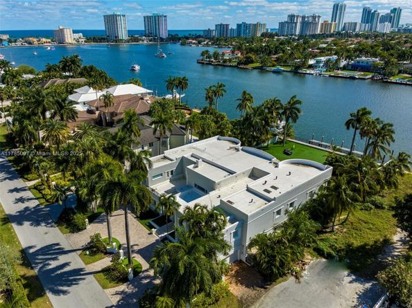 929 N Southlake Dr, Hollywood FL 33019