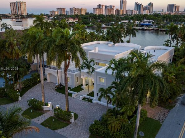 929 N Southlake Dr, Hollywood FL 33019