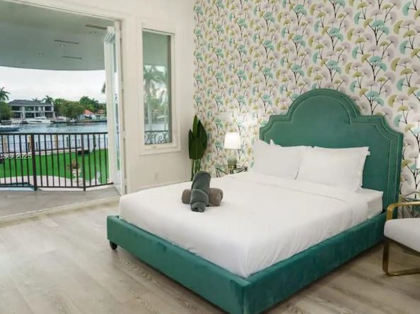 929 N Southlake Dr, Hollywood FL 33019