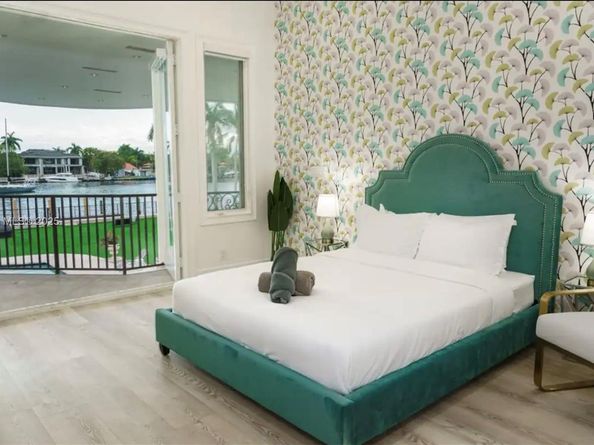 929 N Southlake Dr, Hollywood FL 33019
