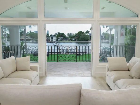 929 N Southlake Dr, Hollywood FL 33019