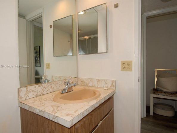 605 Oaks Dr 203, Pompano Beach FL 33069