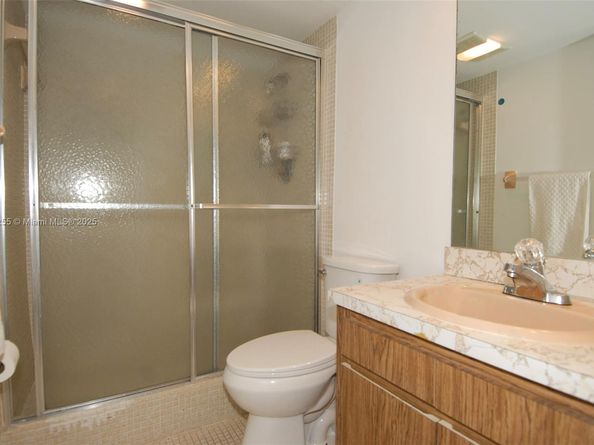 605 Oaks Dr 203, Pompano Beach FL 33069