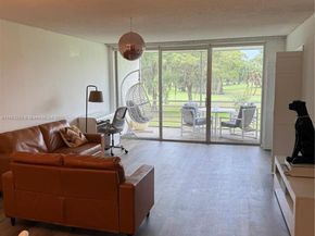 605 Oaks Dr 203, Pompano Beach FL 33069