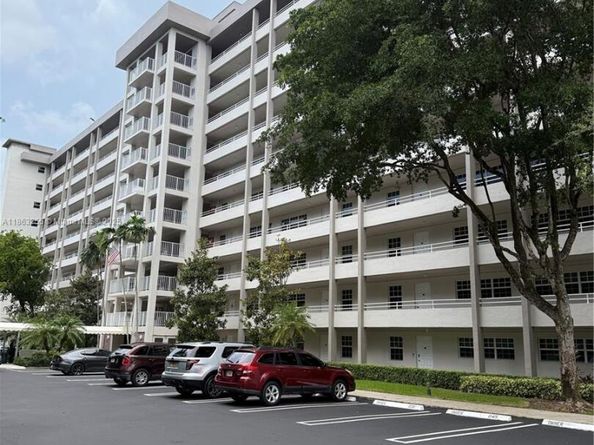 605 Oaks Dr 203, Pompano Beach FL 33069