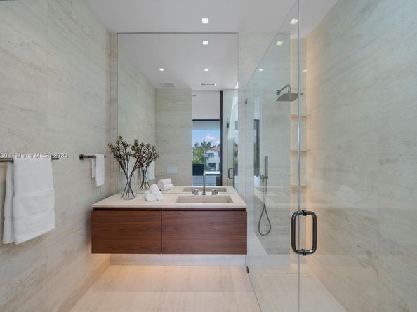 5515 Pine Tree Dr, Miami Beach FL 33140