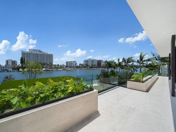 5515 Pine Tree Dr, Miami Beach FL 33140