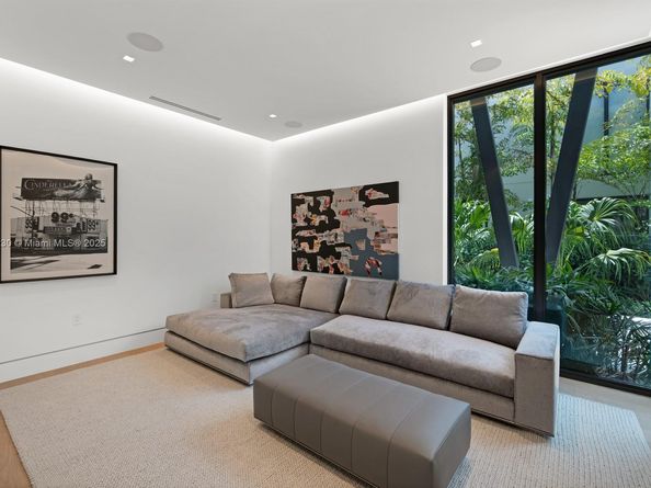 5515 Pine Tree Dr, Miami Beach FL 33140