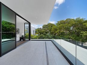 5515 Pine Tree Dr, Miami Beach FL 33140